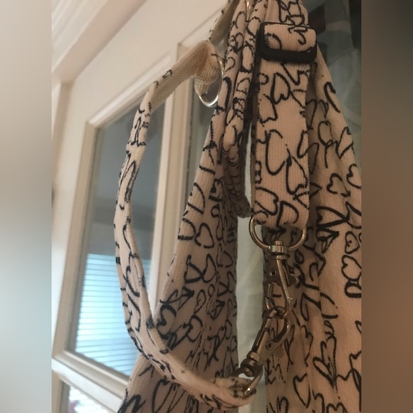 Kensie ring-sling style slub purse in cream with black sketch hearts - Picture 5 of 8